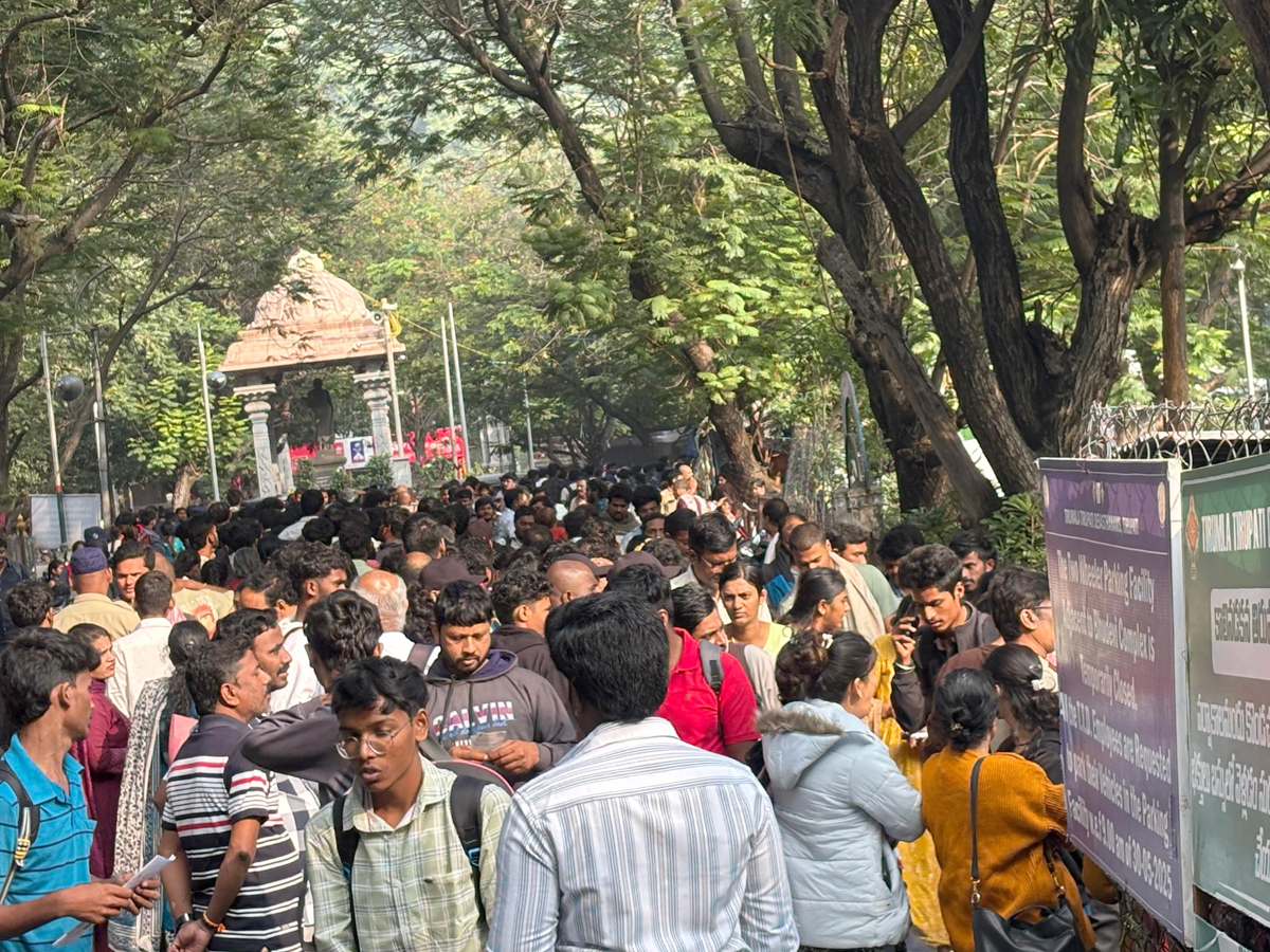 Huge_20Crowd_20At_20Tirumala_20Photos_20_281_29.jpg 2