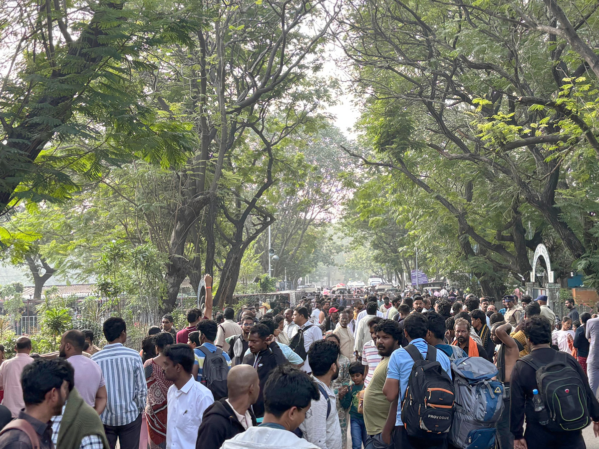 Huge_20Crowd_20At_20Tirumala_20Photos_20_282_29.jpg 3