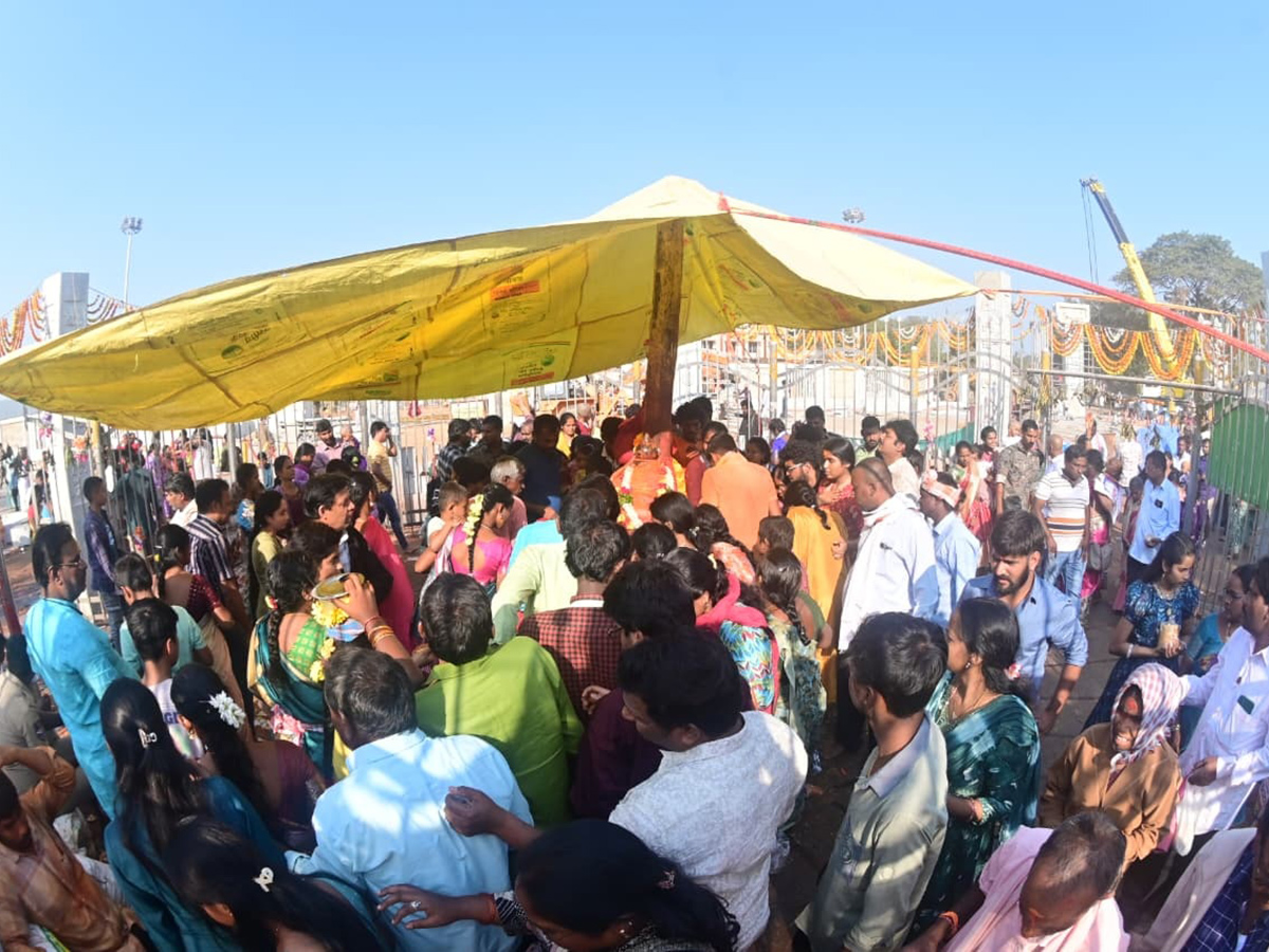 Huge_20Crowd_20At_20Medaram_20Sammakka_20Sarakka_20Temple__20_2811_29.jpg 11