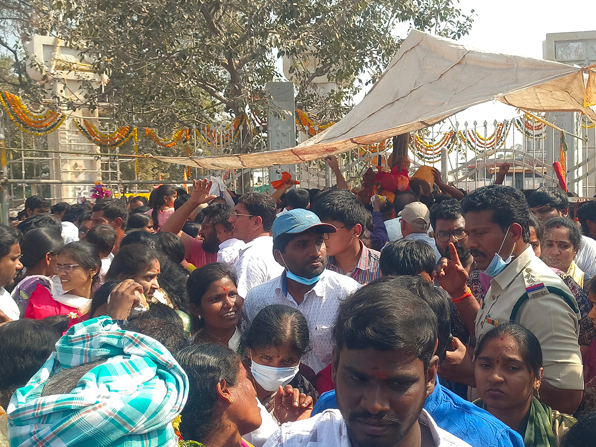 Huge_20Crowd_20At_20Medaram_20Sammakka_20Sarakka_20Temple__20_285_29.jpg 5