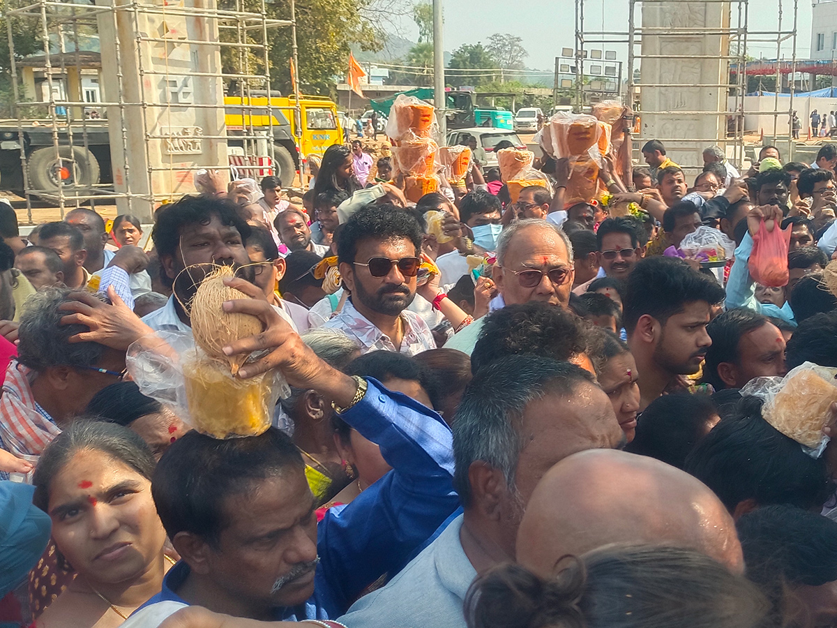 Huge_20Crowd_20At_20Medaram_20Sammakka_20Sarakka_20Temple__20_287_29.jpg 7