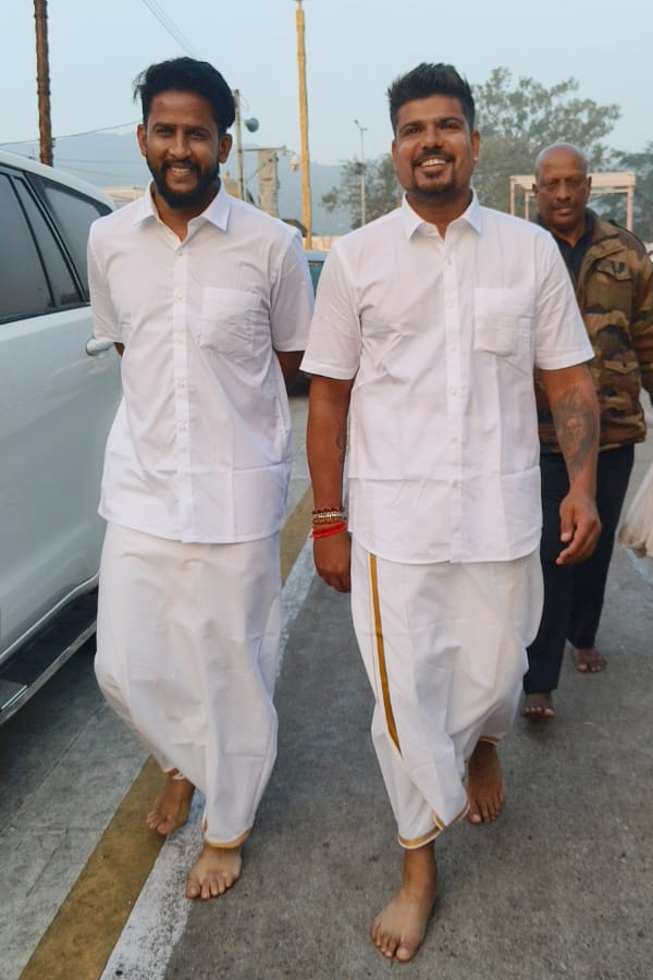 Indian_20cricket_20player_20Karn_20Sharma_20Visit_20Tirumala_20Photos_20_281_29.jpg 2