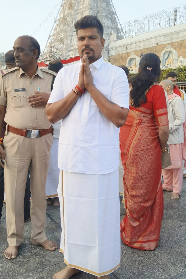 Indian_20cricket_20player_20Karn_20Sharma_20Visit_20Tirumala_20Photos_20_289_29.jpg 10