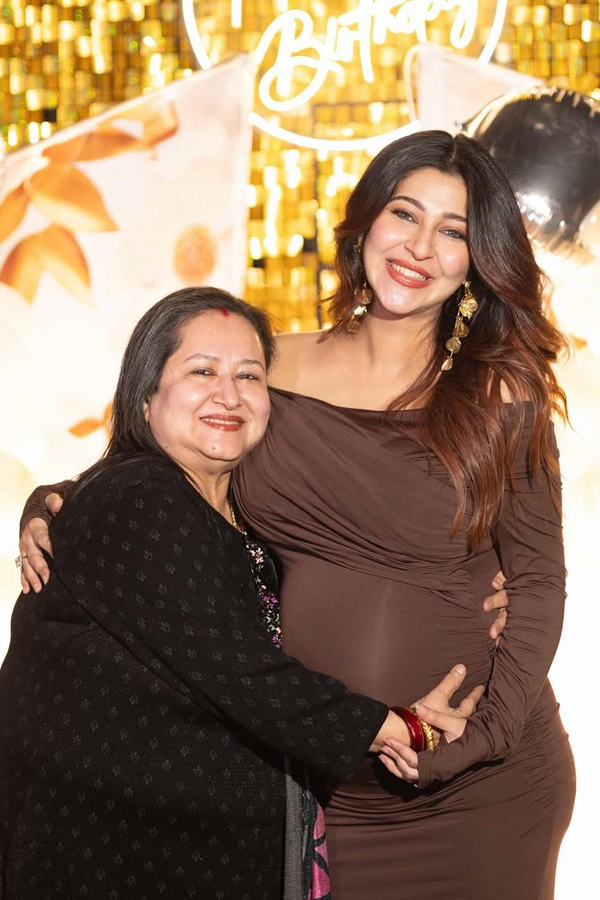 Sonarika_20Bhadoria_20celebrating_20Birthday_20with_20baby_20Bump_20Photos_20_2810_29.jpg 11