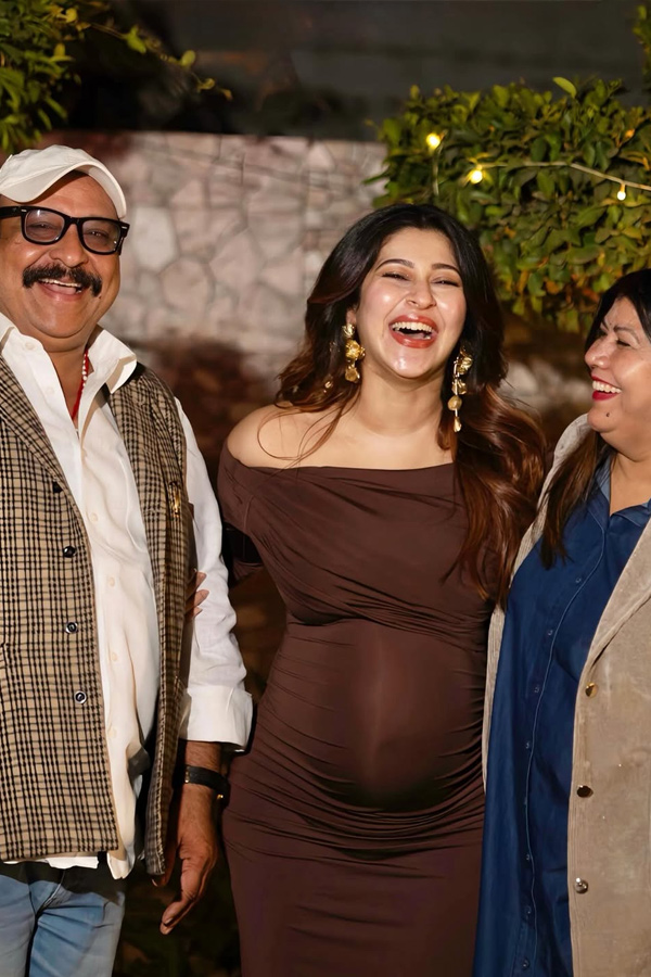 Sonarika_20Bhadoria_20celebrating_20Birthday_20with_20baby_20Bump_20Photos_20_2813_29.jpg 14