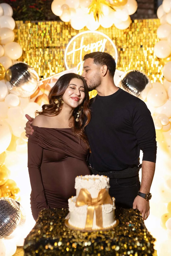 Sonarika_20Bhadoria_20celebrating_20Birthday_20with_20baby_20Bump_20Photos_20_2816_29.jpg 17