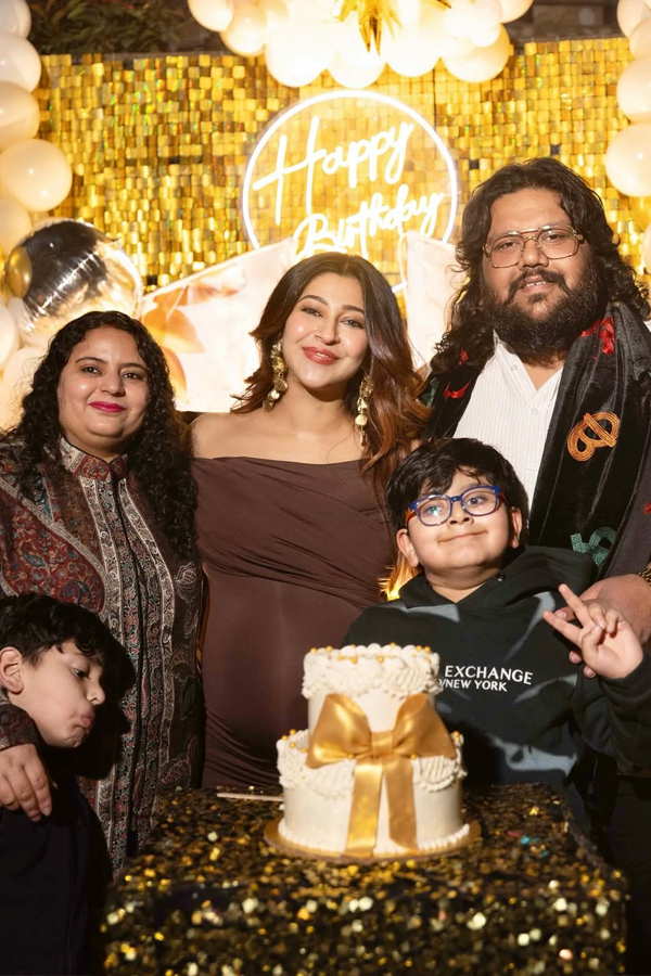 Sonarika_20Bhadoria_20celebrating_20Birthday_20with_20baby_20Bump_20Photos_20_2817_29.jpg 18