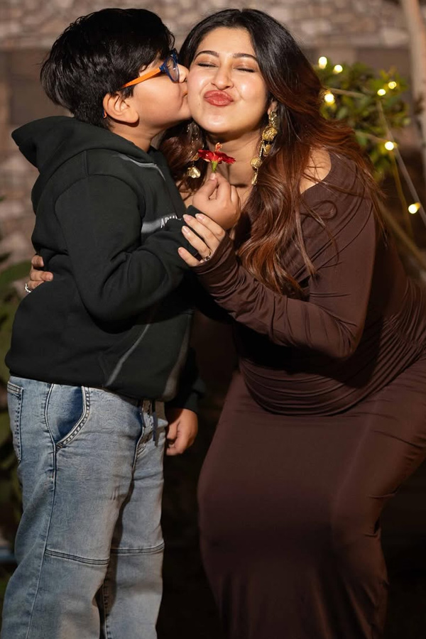 Sonarika_20Bhadoria_20celebrating_20Birthday_20with_20baby_20Bump_20Photos_20_2820_29.jpg 21