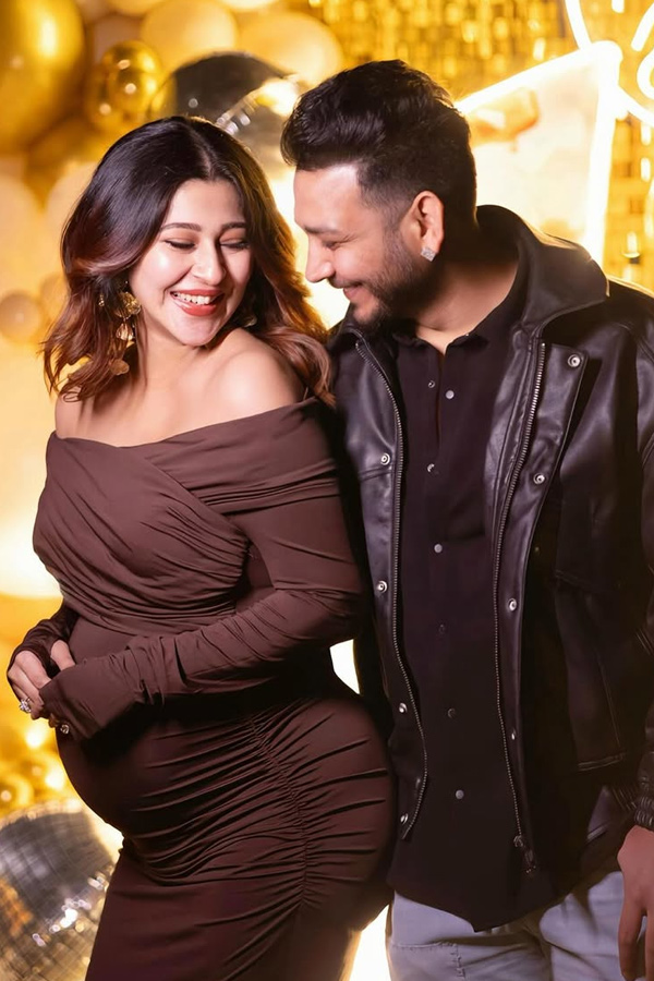 Sonarika_20Bhadoria_20celebrating_20Birthday_20with_20baby_20Bump_20Photos_20_282_29.jpg 3