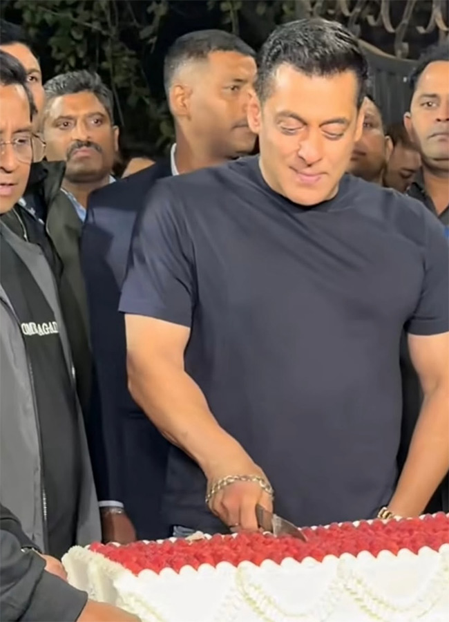 Salman_20Khan_2060th_20Birthday_20Celebration_20Viral_20Photos__20_2812_29.jpg 12