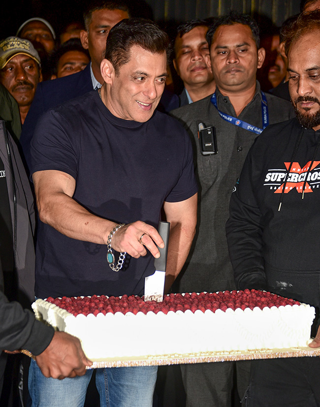 Salman_20Khan_2060th_20Birthday_20Celebration_20Viral_20Photos__20_2821_29.jpg 21