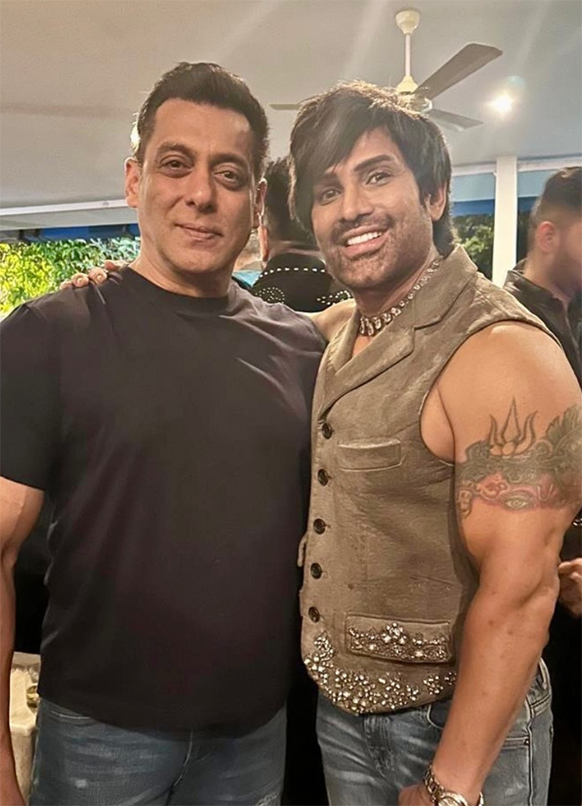 Salman_20Khan_2060th_20Birthday_20Celebration_20Viral_20Photos__20_288_29.jpg 8
