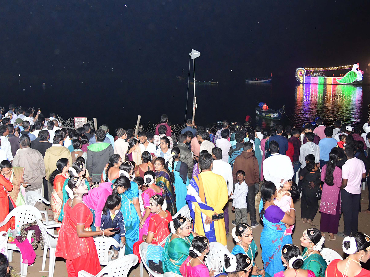 Bhadrachalam_20Sri_20Sita_20Ramula_20Teppotsavam_20Photos__20_287_29.jpg 7