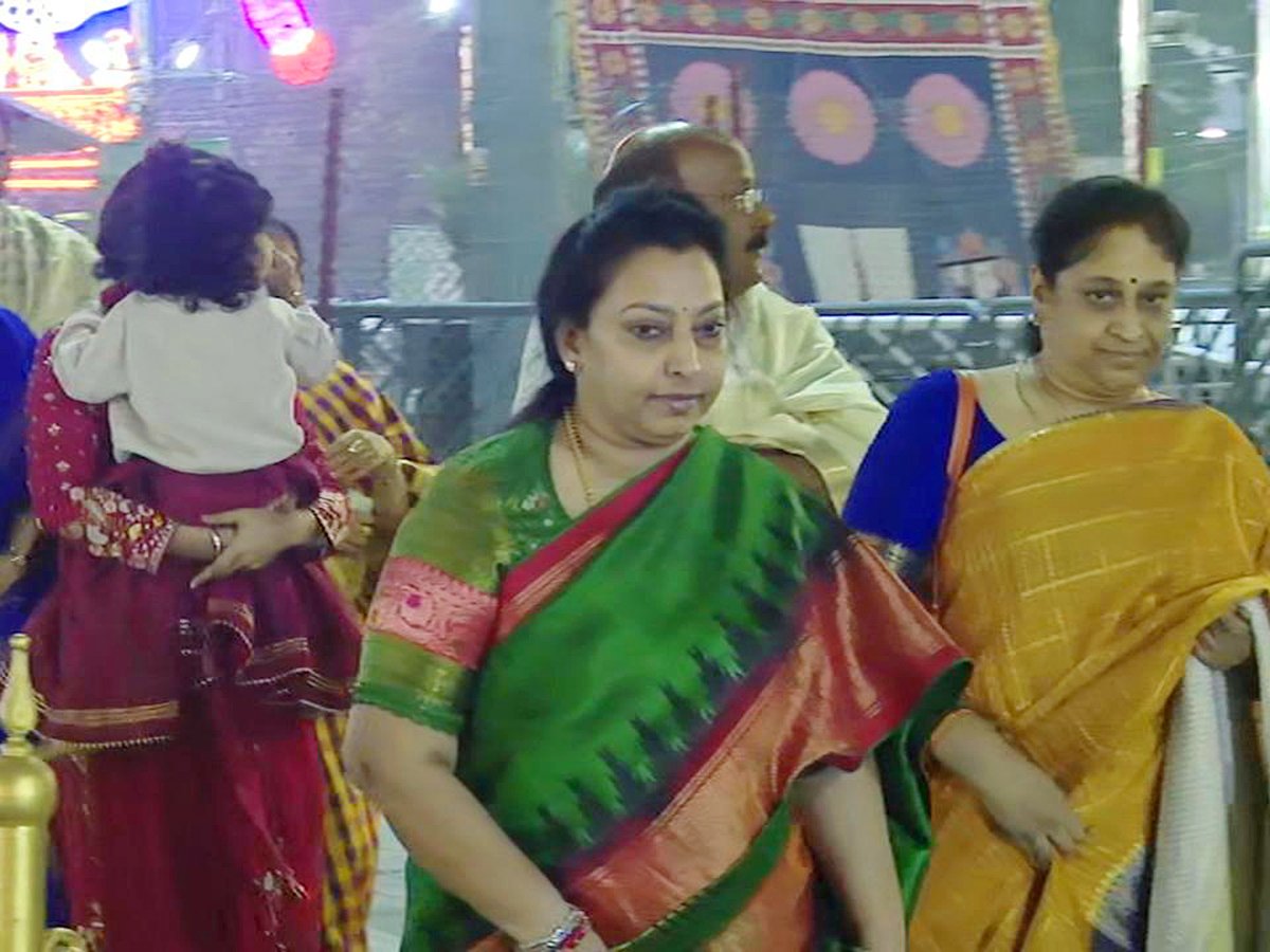 Mukkoti_20Ekadashi_202025_20_20Celebrities_20Visit_20To_20Tirumala_20Photos_19.jpg 19