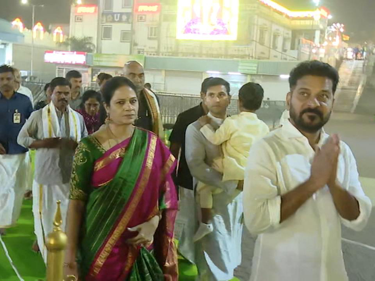 Mukkoti_20Ekadashi_202025_20_20Celebrities_20Visit_20To_20Tirumala_20Photos_21.jpg 21