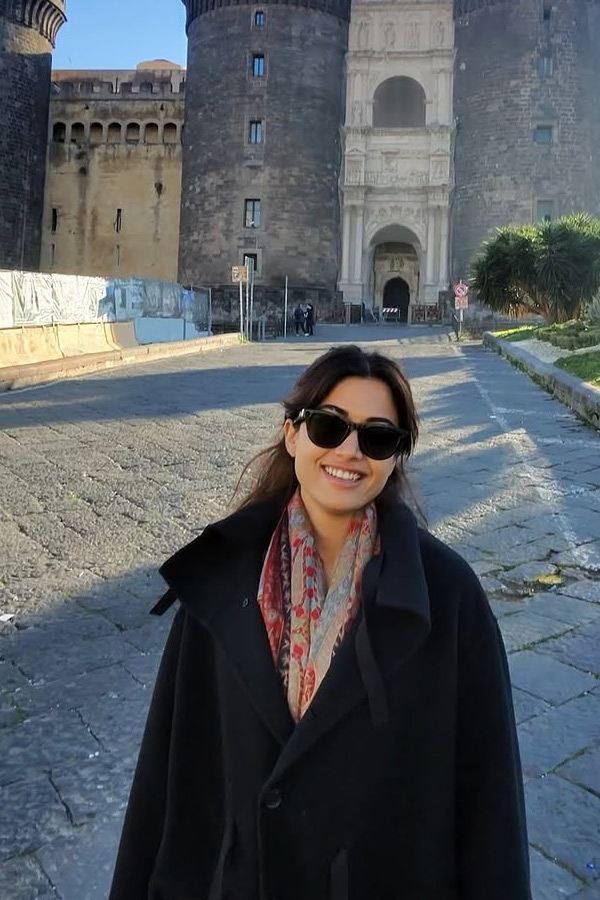 Rashmika_20Mandanna_20with_20Anand_20Devarakonda_20And_20Thier_20friends_20enjoying_20Rome_20trip_20Photos_20_2810_29.jpg 12