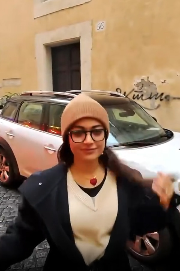 Rashmika_20Mandanna_20with_20Anand_20Devarakonda_20And_20Thier_20friends_20enjoying_20Rome_20trip_20Photos_20_2811_29.jpg 13