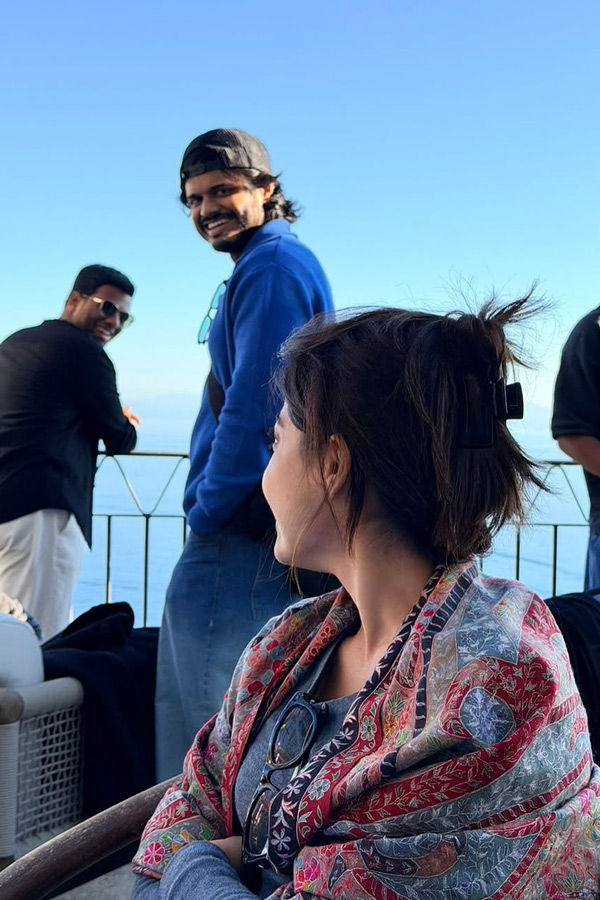 Rashmika_20Mandanna_20with_20Anand_20Devarakonda_20And_20Thier_20friends_20enjoying_20Rome_20trip_20Photos_20_2812_29.jpg 2