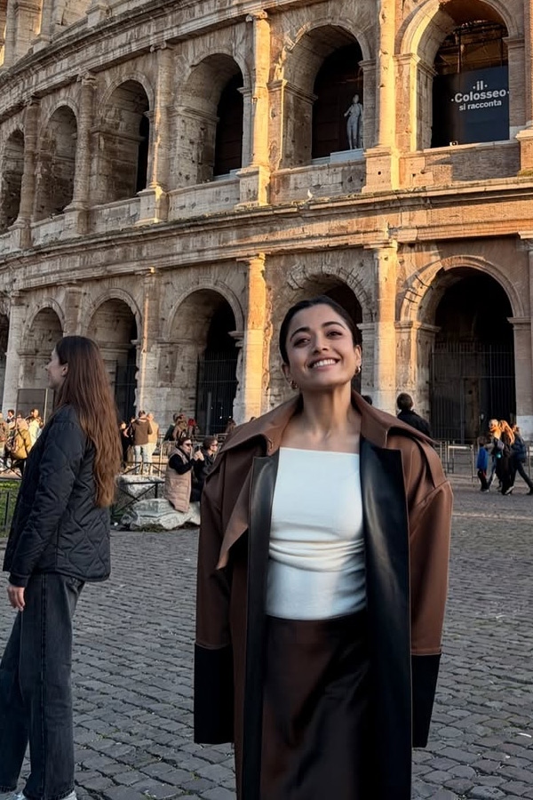 Rashmika_20Mandanna_20with_20Anand_20Devarakonda_20And_20Thier_20friends_20enjoying_20Rome_20trip_20Photos_20_2813_29.jpg 14