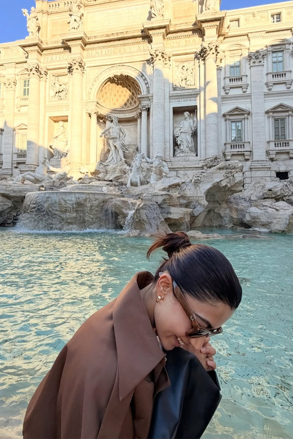 Rashmika_20Mandanna_20with_20Anand_20Devarakonda_20And_20Thier_20friends_20enjoying_20Rome_20trip_20Photos_20_281_29.jpg 3
