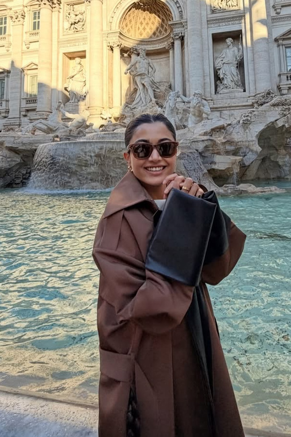 Rashmika_20Mandanna_20with_20Anand_20Devarakonda_20And_20Thier_20friends_20enjoying_20Rome_20trip_20Photos_20_287_29.jpg 9