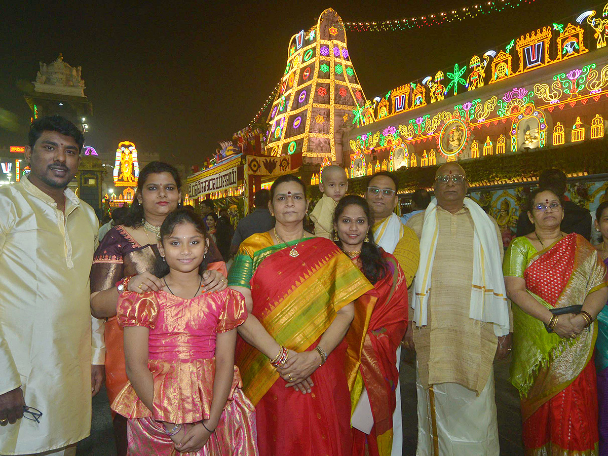 Vaikuntha_20Ekadashi_202025_20_20Huge_20Devotees_20Rush_20At_20Tirumala_20Photos_5.jpg 5