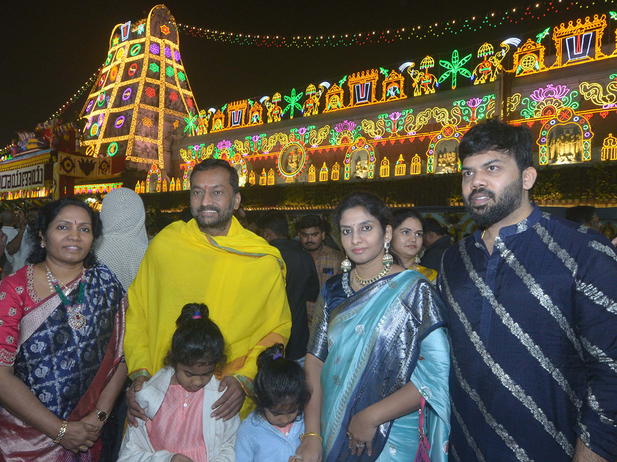 Vaikuntha_20Ekadashi_202025_20_20Huge_20Devotees_20Rush_20At_20Tirumala_20Photos_9.jpg 9