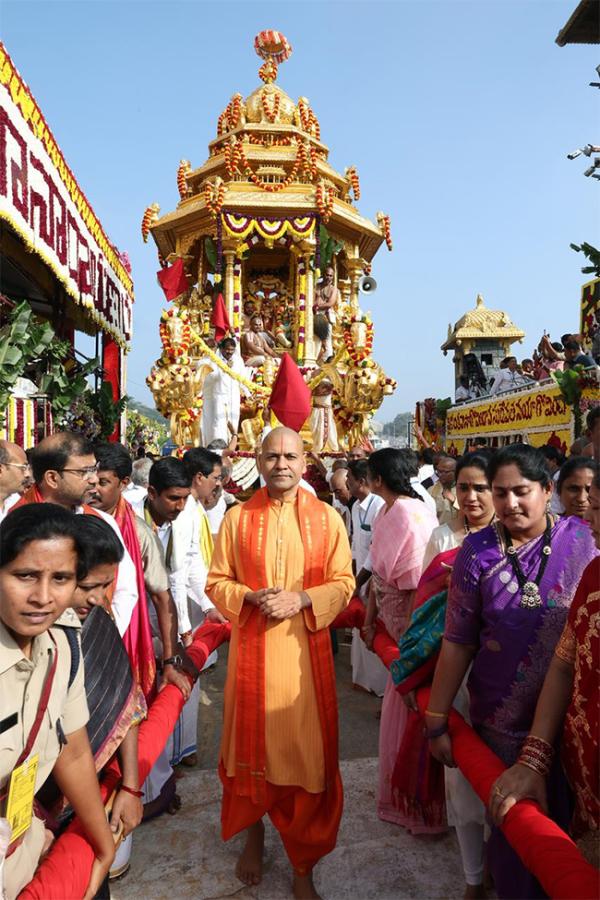 Vaikuntha_20Ekadashi_202025_20_20Swarna_20Ratham_20Procession_20At_20Tirumala__20_2810_29.jpg 10
