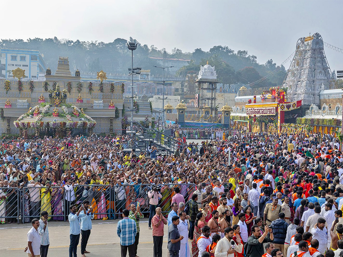 Vaikuntha_20Ekadashi_202025_20_20Swarna_20Ratham_20Procession_20At_20Tirumala__20_2811_29.jpg 11