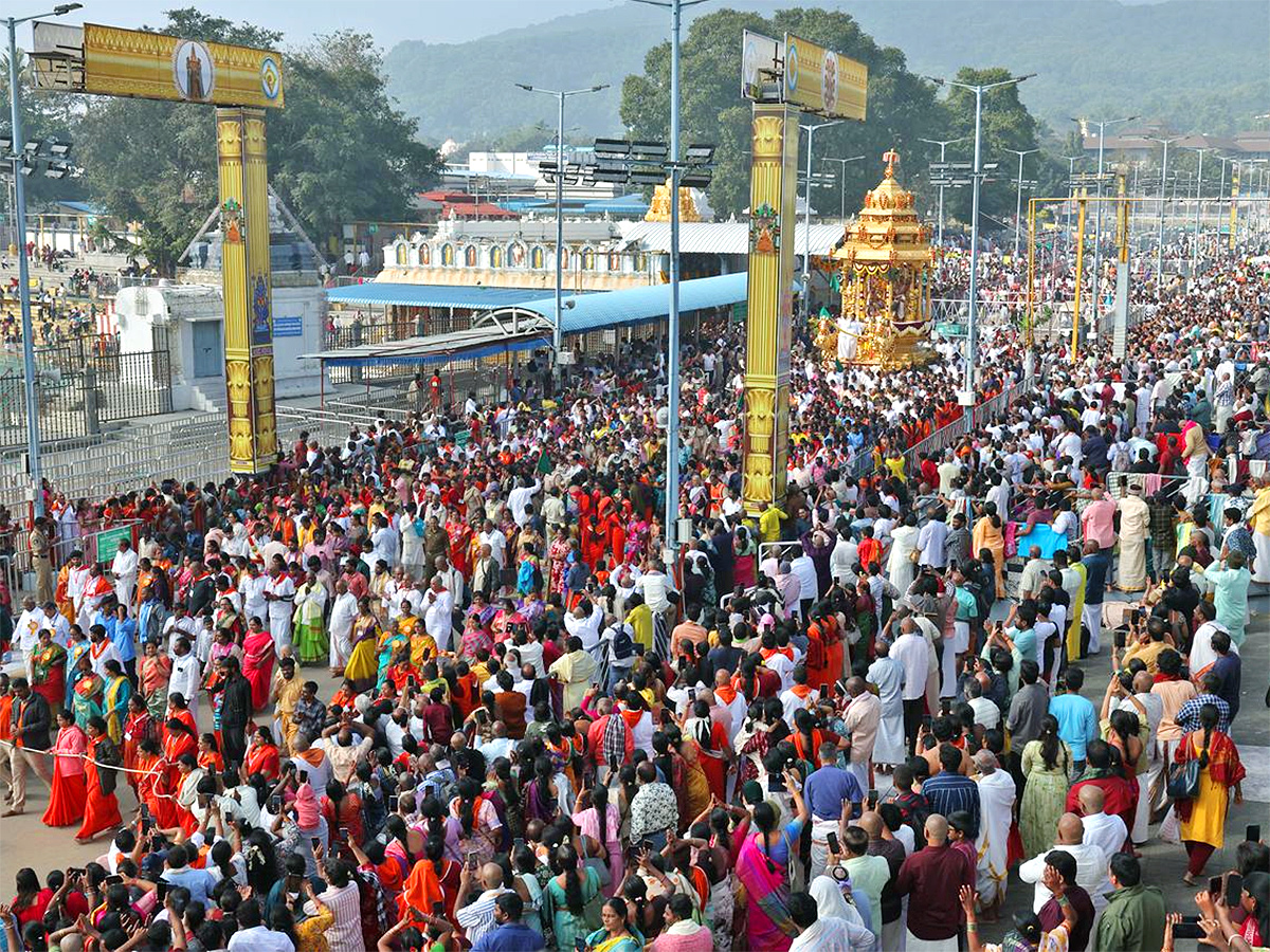 Vaikuntha_20Ekadashi_202025_20_20Swarna_20Ratham_20Procession_20At_20Tirumala__20_2812_29.jpg 12