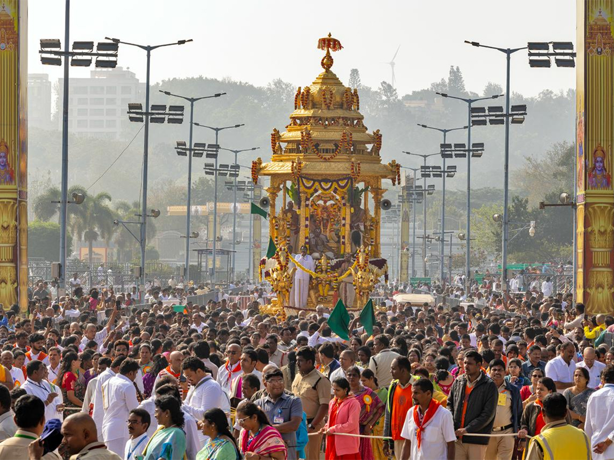 Vaikuntha_20Ekadashi_202025_20_20Swarna_20Ratham_20Procession_20At_20Tirumala__20_283_29.jpg 3
