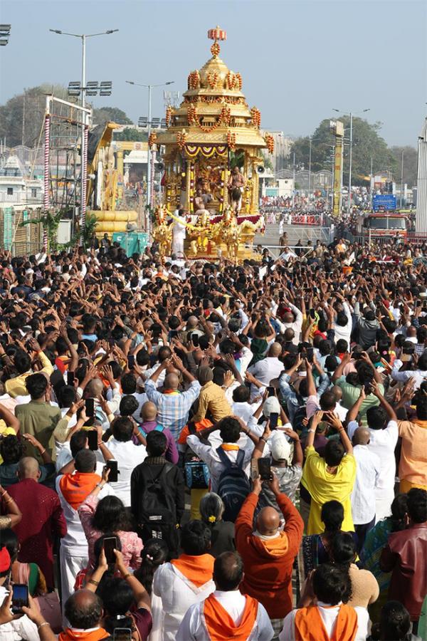 Vaikuntha_20Ekadashi_202025_20_20Swarna_20Ratham_20Procession_20At_20Tirumala__20_284_29.jpg 4