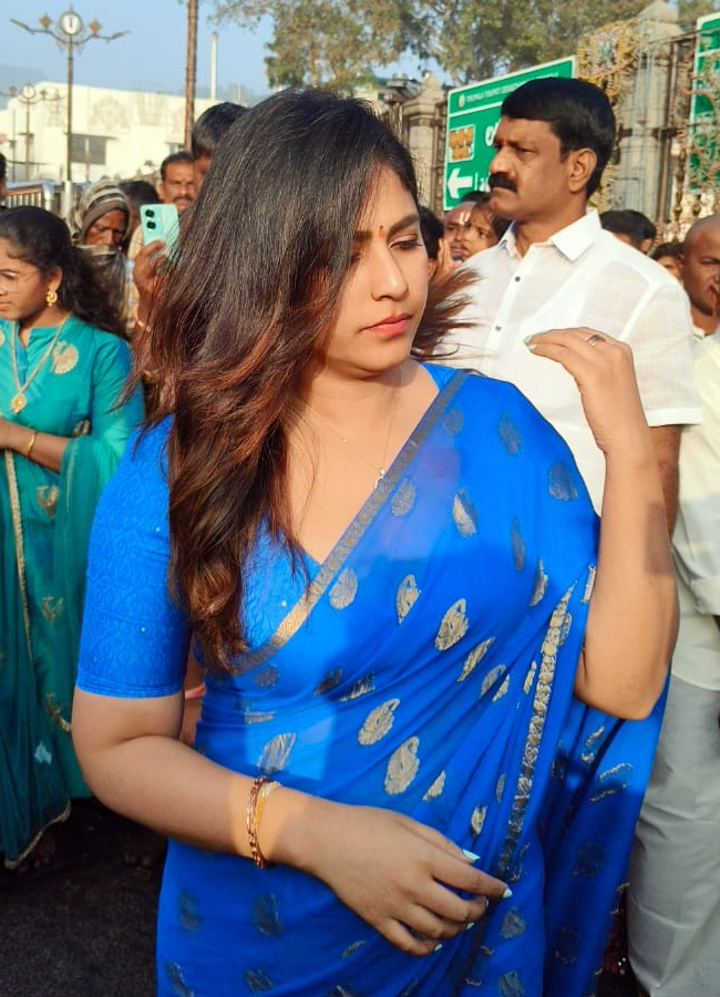 Tollywood_20actors_20in_20tirumala10.jpg 11