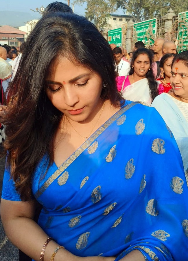 Tollywood_20actors_20in_20tirumala11.jpg 12