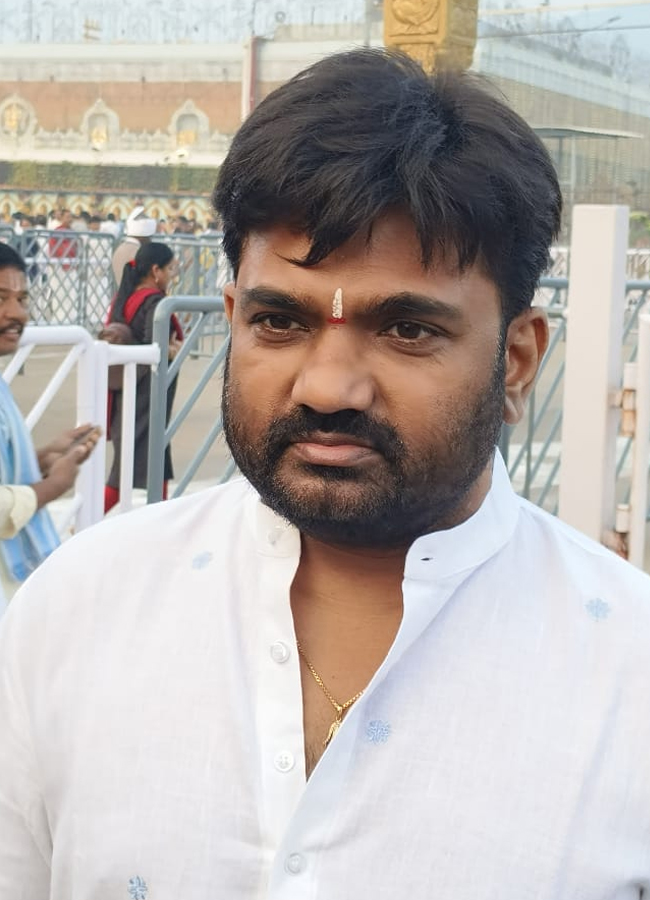 Tollywood_20actors_20in_20tirumala12.jpg 13