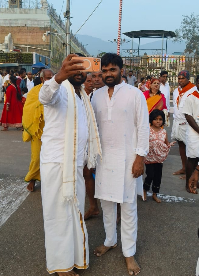 Tollywood_20actors_20in_20tirumala13.jpg 14