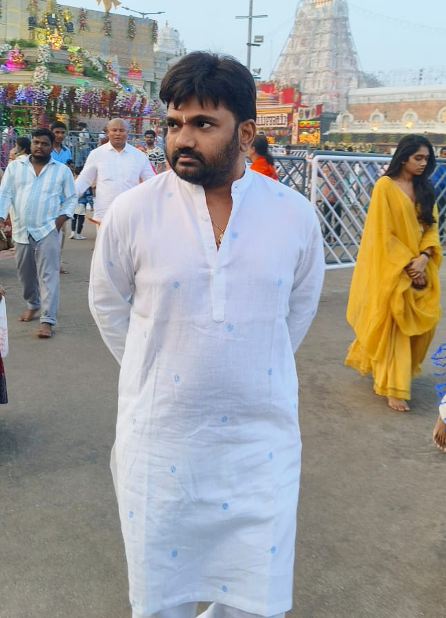 Tollywood_20actors_20in_20tirumala14.jpg 15