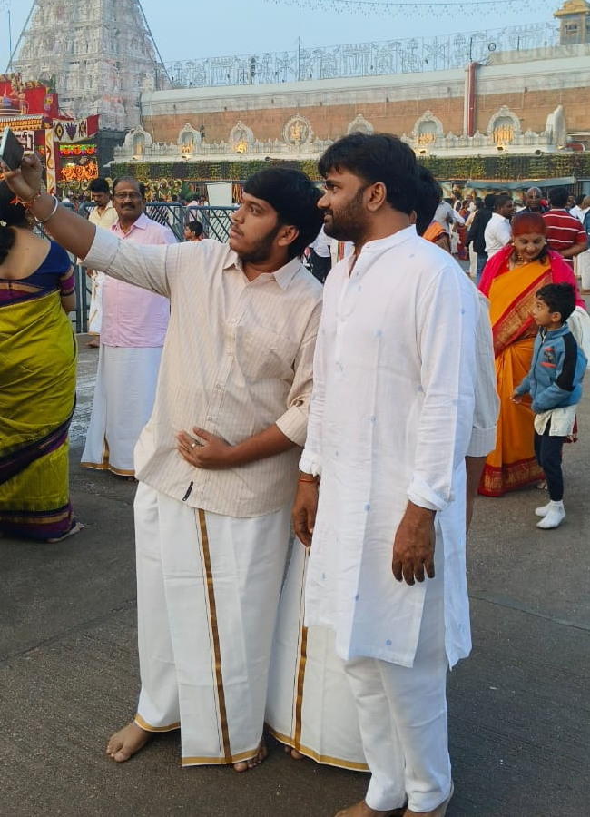 Tollywood_20actors_20in_20tirumala15.jpg 16