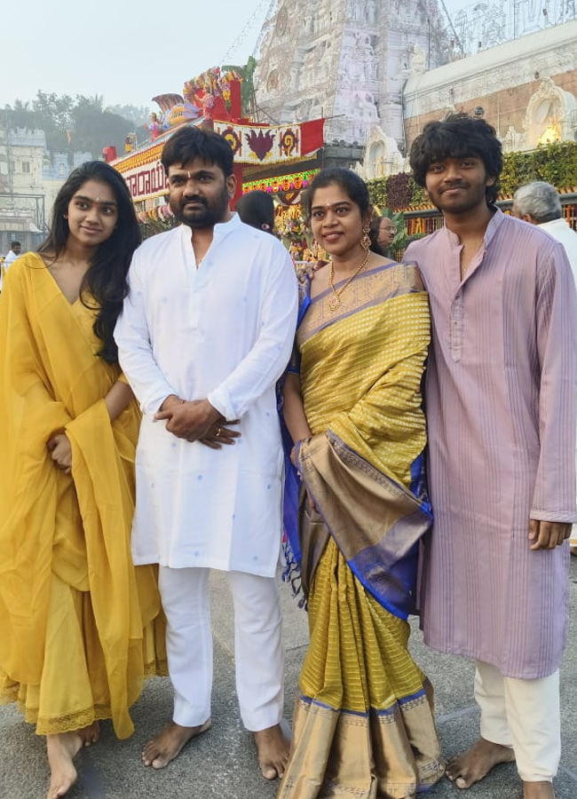 Tollywood_20actors_20in_20tirumala16.jpg 17