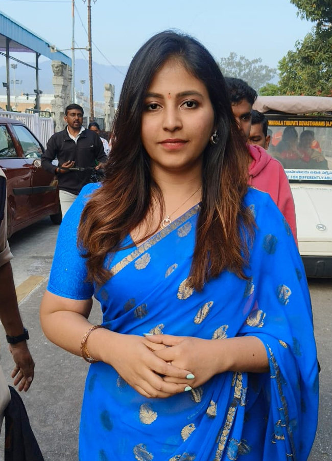 Tollywood_20actors_20in_20tirumala2.jpg 3