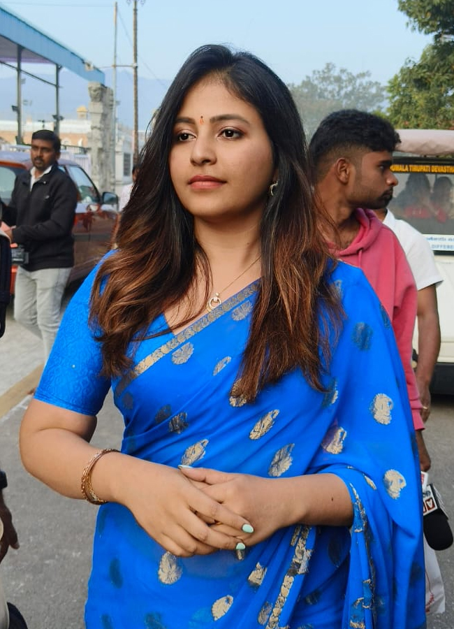 Tollywood_20actors_20in_20tirumala3.jpg 4