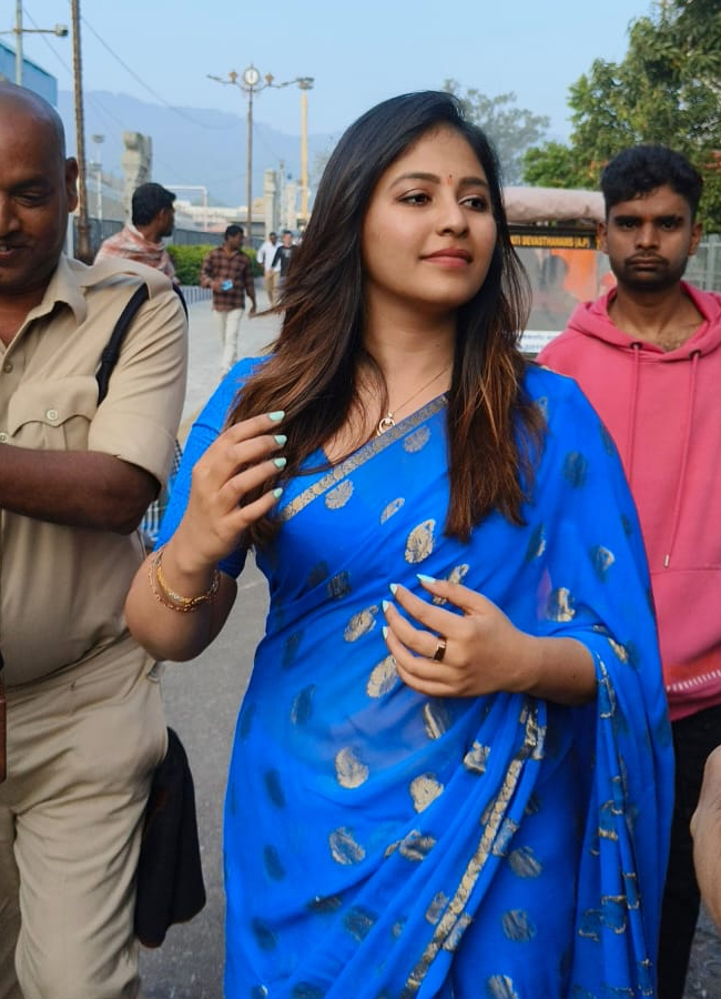 Tollywood_20actors_20in_20tirumala4.jpg 5