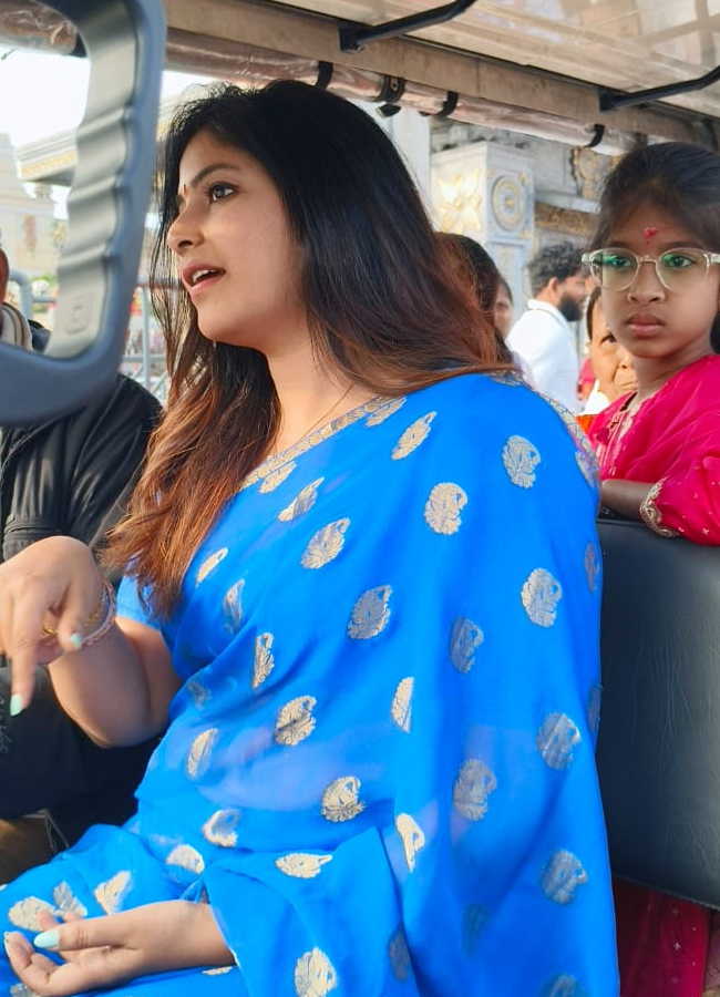 Tollywood_20actors_20in_20tirumala5.jpg 6