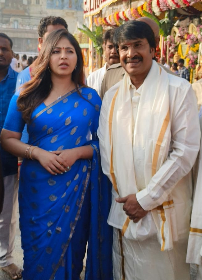 Tollywood_20actors_20in_20tirumala6.jpg 7