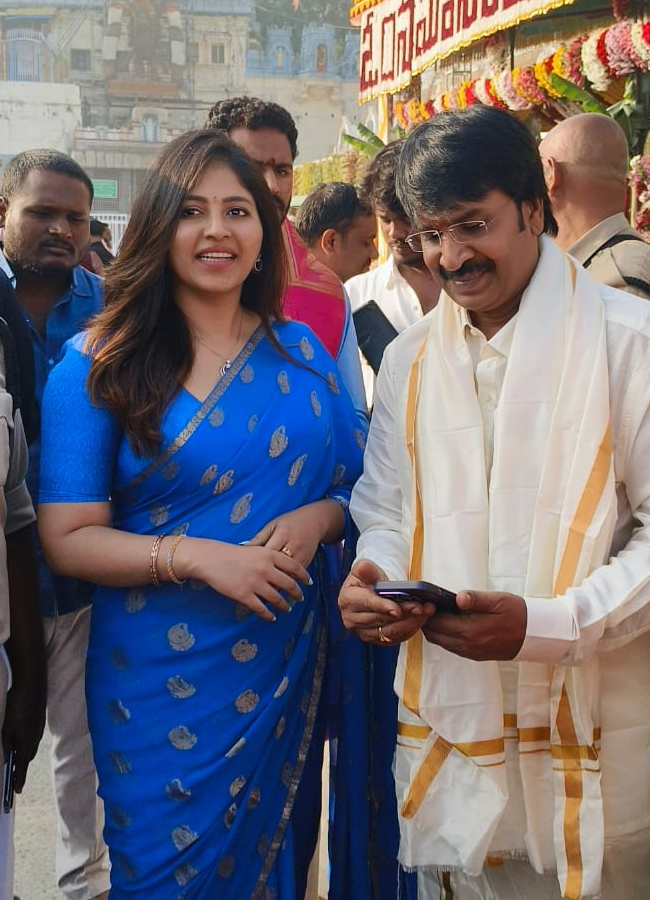 Tollywood_20actors_20in_20tirumala7.jpg 8
