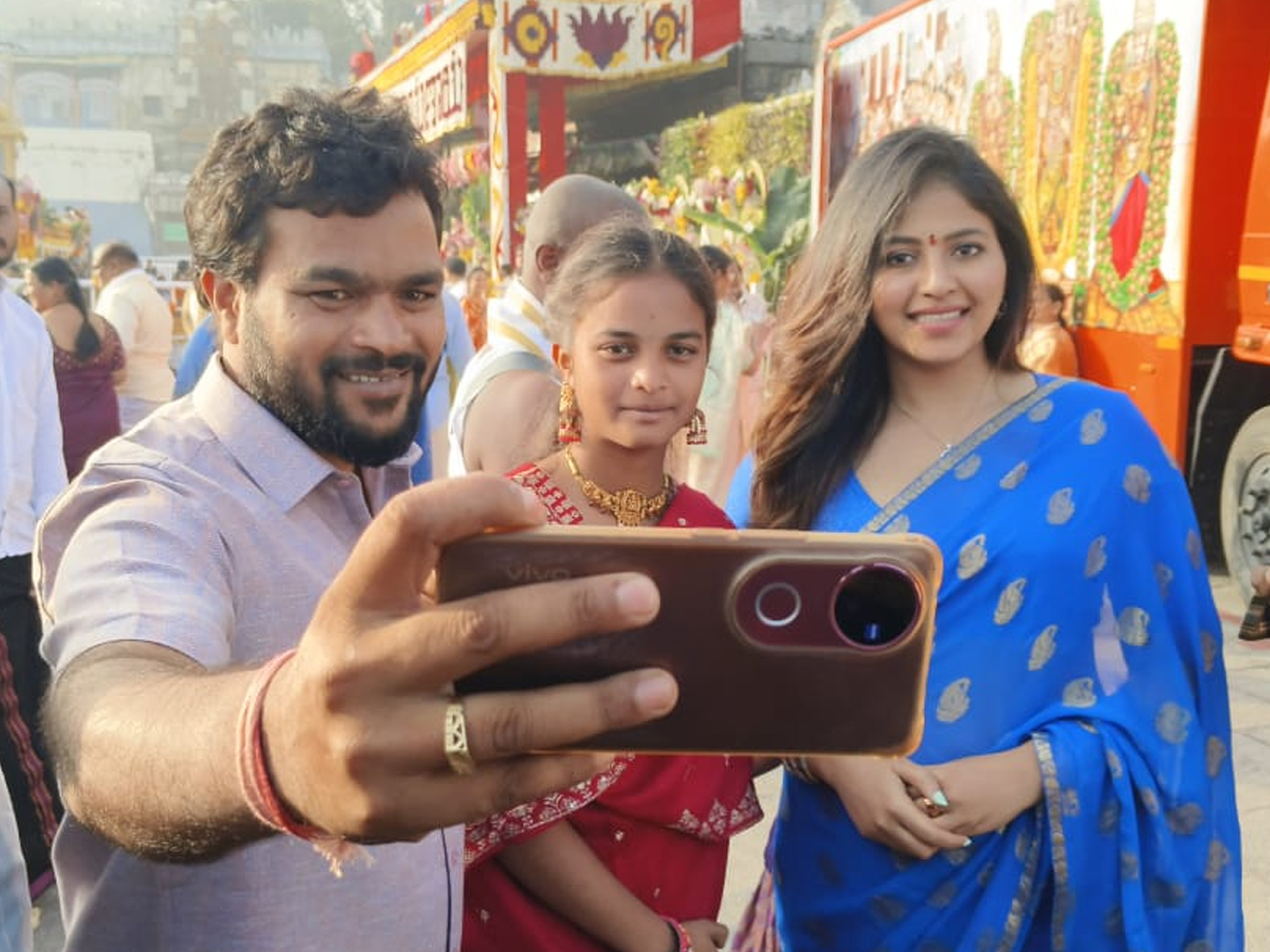 Tollywood_20actors_20in_20tirumala8.jpg 9