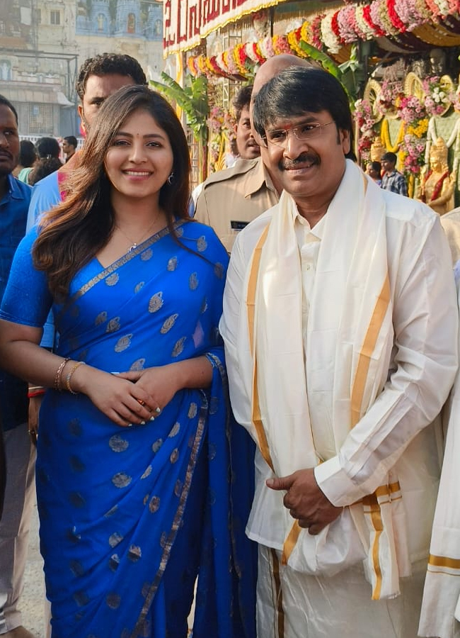 Tollywood_20actors_20in_20tirumala9.jpg 10
