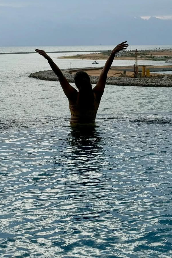 Anchor_20Anasuya_20Bharadwaj_20Welcomes_202026_20With_20Her_20Husband_20in_20Pool_20Photos_20_285_29.jpg 3