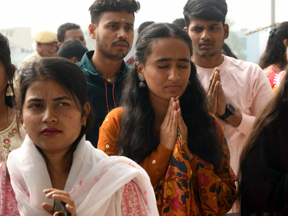 Huge_20Rush_20of_20Devotees_20At_20Hyderabad_20Birla_20Mandir_20on_20New_20Year_20Day_20Photos_20_286_29.jpg 7