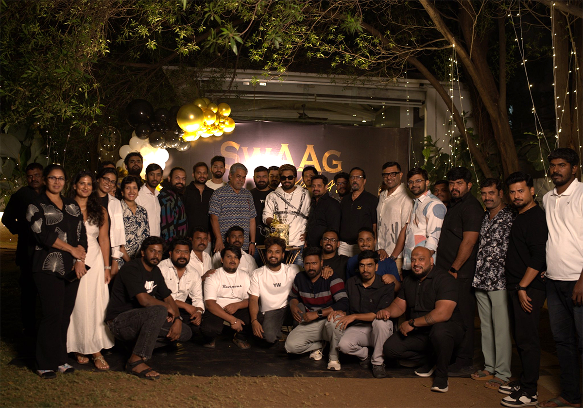 Icon_20Star_20Allu_20Arjun_20Celebrated_20the_20New_20Year_20with_20his_20staff_20_283_29_0.jpg 3
